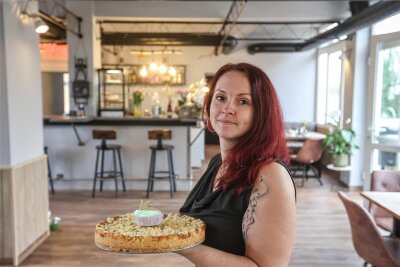 Limbacher feiern die Rückkehr der „Wunderbar“ in Pleißa: „Das ist, was der Stadt gefehlt hat“ - Jasmin Neubert mit einem Apfelmus-Streusel-Kuchen und einem Cup Cake. Gemeinam mit ihrem Mann hat sie das Café „Wunderbar“ umgebaut und an Karfreitag eröffnet.