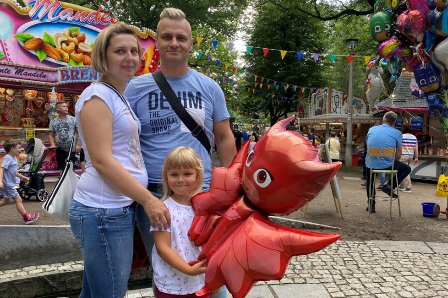 Limbacher feiern wieder Stadtparkfest - Marcel Klahr mit seiner Frau Franziska und der kleinen Mila. Die Familie ist aus Chemnitz gekommen - nur durch Zufall haben sie von dem Fest erfahren. 