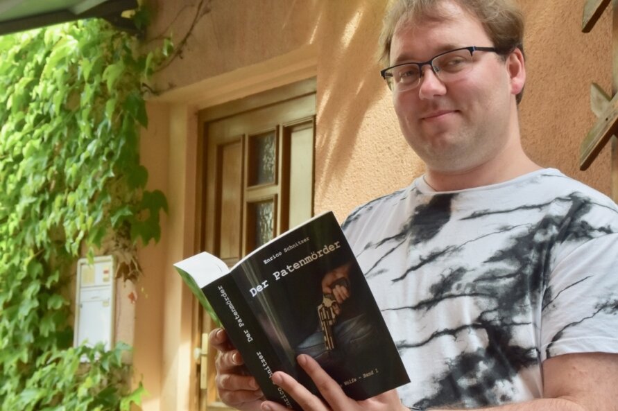 Limbacher veröffentlicht ersten Roman - Enrico Schnitzer mit seinem Erstlingswerk "Der Patenmörder". 