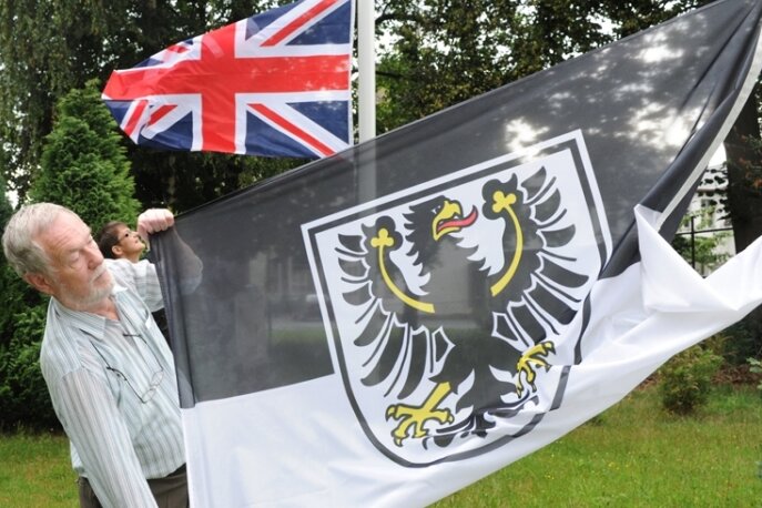 
              <p class="artikelinhalt">Preußen-Fahne (vorn) und englischer Union Jack wehen im Garten von Wolfgang Drinkmann. </p>
            