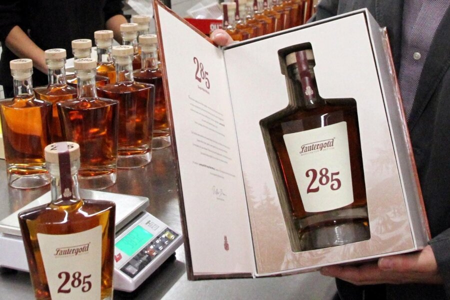 Limitierte Auflage: Manufaktur aus dem Erzgebirge setzt auf 290-Euro-Whiskey und Gin aus Stollen - In Buchform wurde der 285er-Whisky präsentiert. Nun lässt Lautergold den 290er folgen.