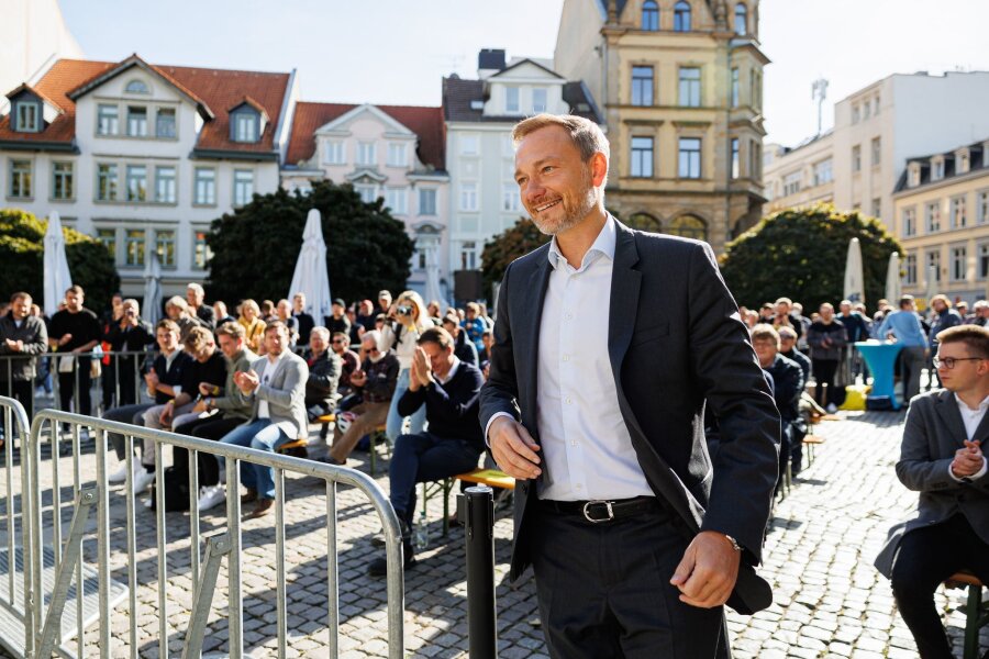 Lindner: "Die Verrohung ist offensichtlich" - Christian Lindner bei einem Termin in Braunschweig während des Wahlkampfes im Jahr 2022. Sein eigenes Verhalten will er angesichts der jüngsten Angriffe auf Politiker nicht ändern (Archivbild).