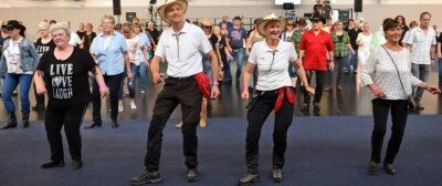 Line-Dancer machen Halle zu Tanzpalast - Ein dreitägiges Line-Dance-Spektakel ist in der Schwanenteichsporthalle Mittweida übers Parkett gegangen. Organisiert von den hiesigen Tänzern, folgten mehr als 300 Akteure aus knapp 20 Line-Dance-Interessengemeinschaften - darunter aus Berlin, Potsdam, Weimar und Gera - der Einladung. Neben den Gastgebern wussten auch Teilnehmer aus Mittelsachsen mit Schrittkombinationen zu überzeugen. So etwa Dirk und Sylvia Kunze (mit weißen Hemden und Hüten) von der Gruppe Red Stone aus Rochlitz. 