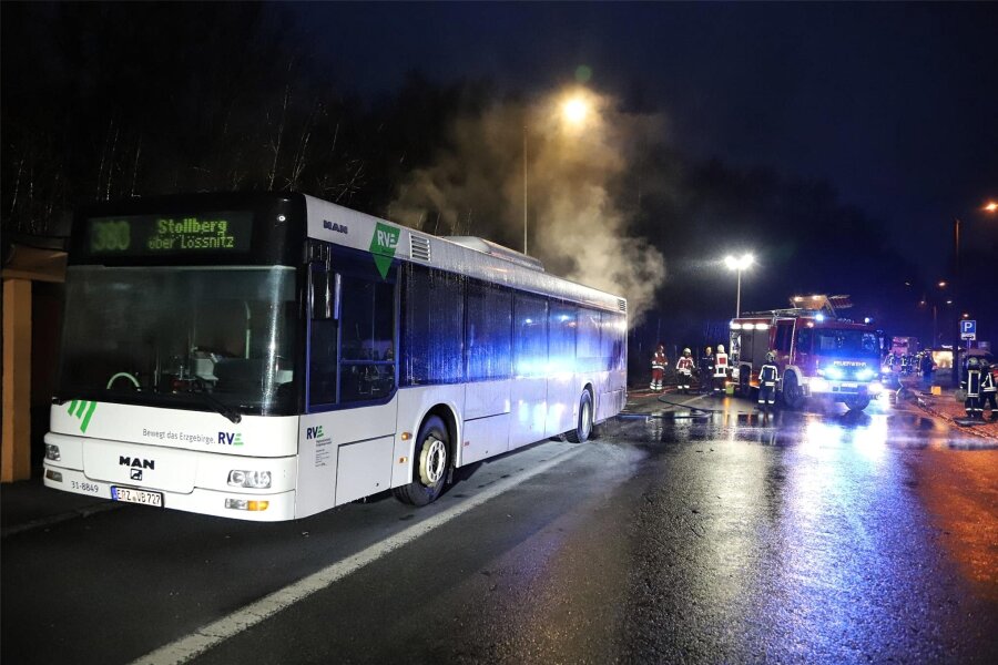 Linienbus fängt im Erzgebirge während der Fahrt Feuer - Busfahrer reagiert schnell - Einsatzstelle in Lößnitz: In einem Bus hatte es plötzlich begonnen zu brennen.