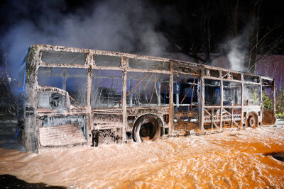 Linienbus in Chemnitz ausgebrannt - 500.000 Euro Schaden - Der leere Bus brannte vollständig aus.