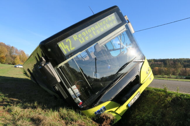 Ein Linienbus ist am Freitagnachmittag auf der Verbindungsstraße zwischen Hartenstein und Wildenfels im Seitengraben gelandet. 