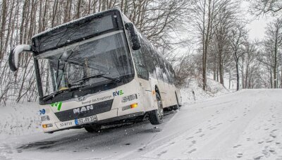 Linienbus nach Mehrfachkollision auf S 270 in Graben gerutscht - 