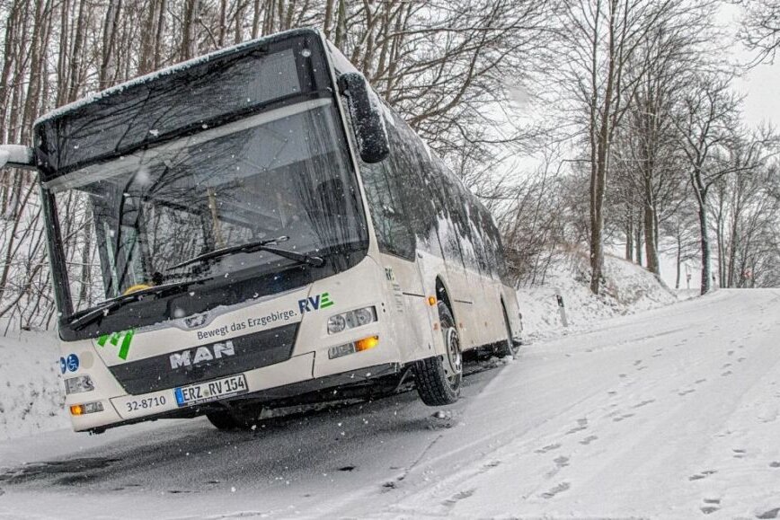 Linienbus nach Mehrfachkollision auf S 270 in Graben gerutscht - 