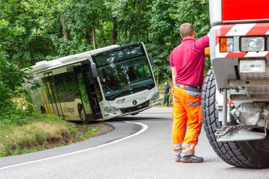 Linienbus rutscht auf der Fahrt nach Augustusburg in Graben - Der Linienbus war mit dem Hinterrad in den Graben gerutscht und musste mit einem Spezialfahrzeug geborgen werden.