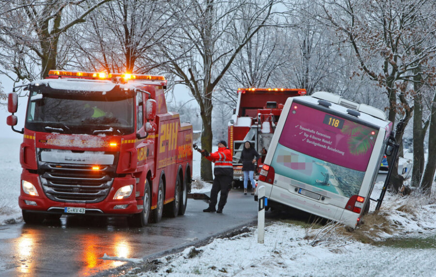 Linienbus rutscht in Lobsdorf in den Graben