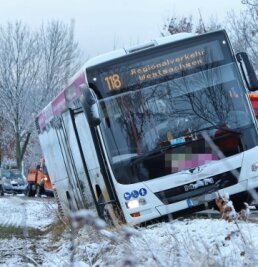 Linienbus rutscht in Straßengraben - Am Freitagmorgen rutschte ein Bus auf der Ortsverbindungsstraße zwischen St. Egidien und Lobsdorf von der Straße. 