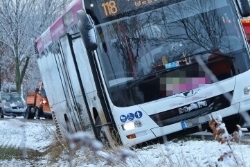 Linienbus rutscht in Straßengraben - Am Freitagmorgen rutschte ein Bus auf der Ortsverbindungsstraße zwischen St. Egidien und Lobsdorf von der Straße. 