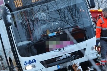 Am Freitagmorgen rutschte ein Bus auf der Ortsverbindungsstraße zwischen St. Egidien und Lobsdorf von der Straße. 