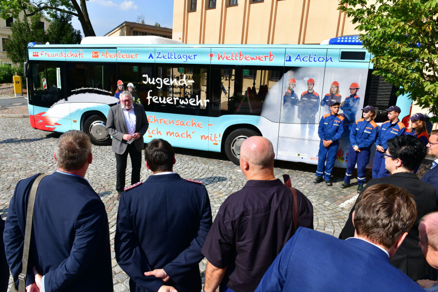 Linienbus wirbt für Jugendfeuerwehr - In Mittelsachsen wirbt ein Bus nun für die Jugendfeuerwehr.