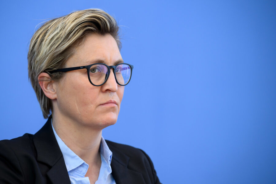 Linke-Chefin Hennig-Wellsow tritt zurück -  Susanne Hennig-Wellsow, Bundesvorsitzende der Partei Die Linke, äußert sich in der Bundespressekonferenz zum Ergebnis der Landtagswahl im Saarland.