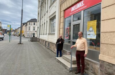 Linke eröffnen in Flöha Bürgerbüro - Fraktionschef Gottfried Jubelt (links) und Mitarbeiter Thomas Kempe vor der neuen Fraktionsgeschäftsstelle in Flöha.