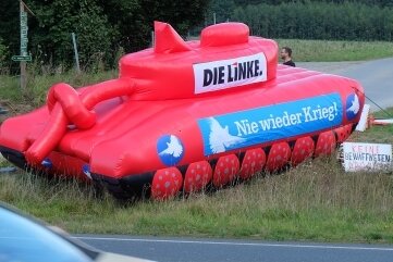 Linke fahren Panzer für Frieden auf - Ein roter Panzer hat gestern an der Umgehungsstraße zwischen Stollberg und Zwönitz die Blicke auf sich gezogen.