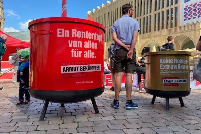 Linke fordern Rententopf für alle - Ein symbolischer Rententopf auf dem Chemnitzer Neumarkt. 