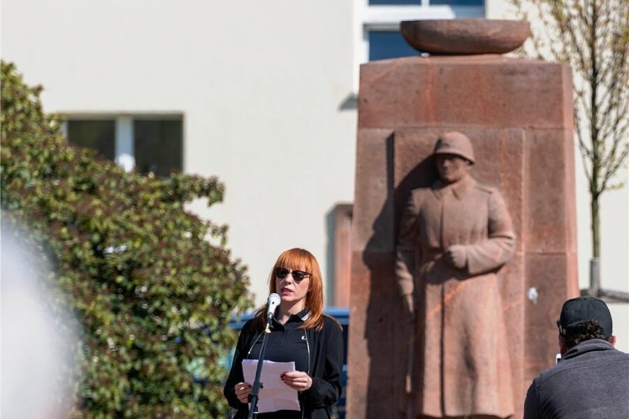 Am Ehrenmal des sowjetischen Soldaten in Rochlitz sprach auch Linke-Kreischefin Marika Tändler-Walenta. 