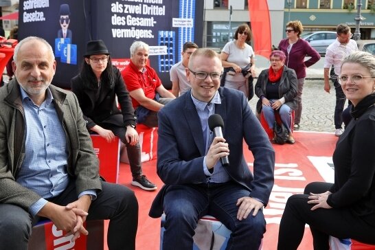 Straßenwahlkampf: Linke-Bundestagskandidat Sebastian Bernhardt (Mitte) mit Susanne Schaper, Linke-Landesvorsitzende und Landtagsmitglied Rico Gebhardt (links) in Hohenstein-Ernstthal. 