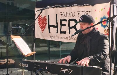 Linke, Rechte und Beherzte scharen Fans um sich - "Prinzen"-Sänger Sebastian Krumbiegel sang am Samstag bei "Zwickau zeigt Herz".