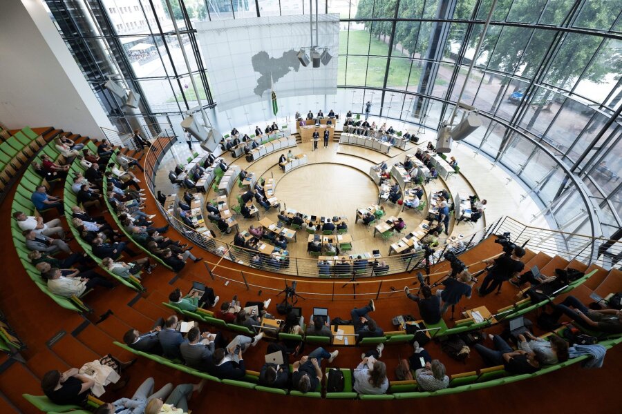 Linke scheitern mit Sondervermögen für sozialen Ausgleich - Michael Kretschmer (CDU), Ministerpräsident von Sachsen, gibt im Plenum eine Regierungserklärung ab. Dem Sächsischen Landtag steht bei seinen letzten Sitzungen vor der Sommerpause ein Mammutprogramm bevor.