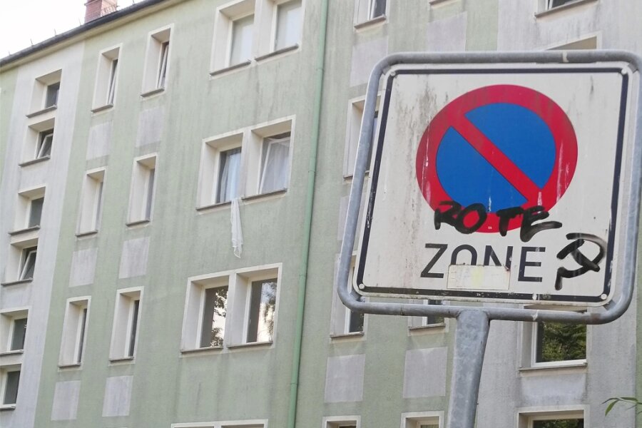 Linke Schmierereien in Zwickau-Marienthal: Vandalismus aus Rache? - Rote Zone: Beobachtungen von Anwohnern zufolge haben linke Schmierereien in Zwickau-Marienthal insbesondere seit einem bestimmten Stadtratsbeschluss zugenommen.