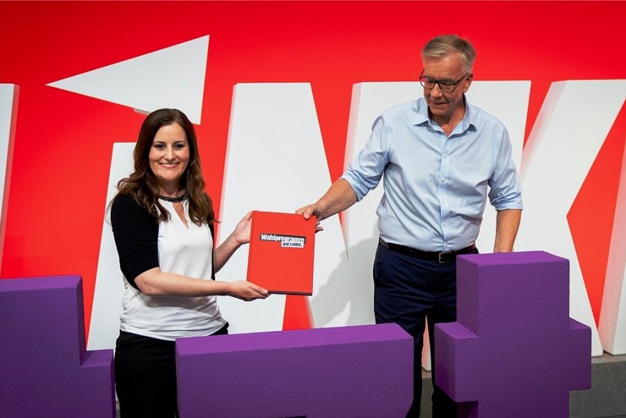 Die beiden Spitzenkandidaten für die Bundestagswahl, Janine Wissler und Dietmar Bartsch, mit dem Wahlprogramm in Berlin. 