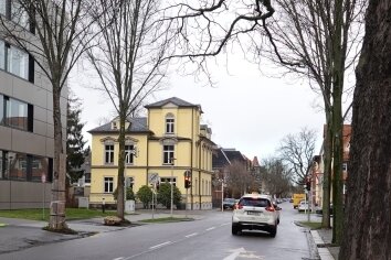 Linksabbiegen auf Kolpingstraße erlaubt - Autofahrer können hier auch links abbiegen. Die Markierungspfeile auf der Walther-Rathenau-Straße wurden durchgestrichen. 