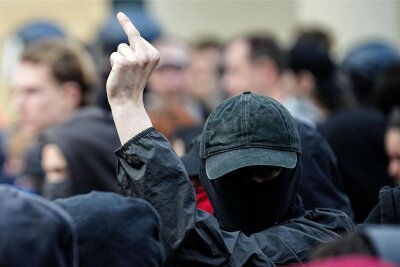 Linksextremismus: Weniger Taten, mehr Wirkung - Gegen die Polizei, gegen den Staat: Bei einer Demonstration von Linksradikalen in Berlin zeigt ein Mann eine eindeutige Geste.