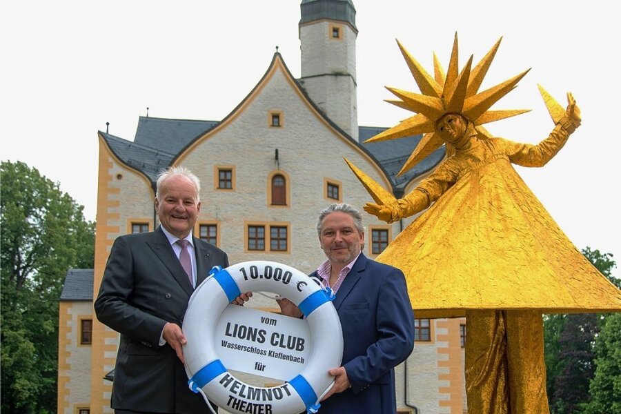 Stephan Geupel vom Lions Club am Wasserschloss Klaffenbach (links) überreichte einen Rettungsring als Symbol für eine Geld-Spende an Helmnot-Theaterchef Dirk Grünig. 