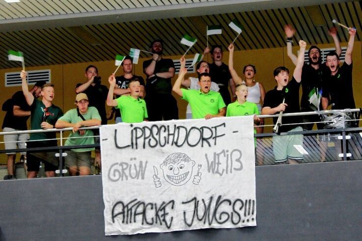 Lippersdorfern gelingt Aufstiegscoup - Einige Lippersdorfer Fans unterstützten die Radballer und machten das Auswärtsturnier in Aalen zu einem Heimspiel. 