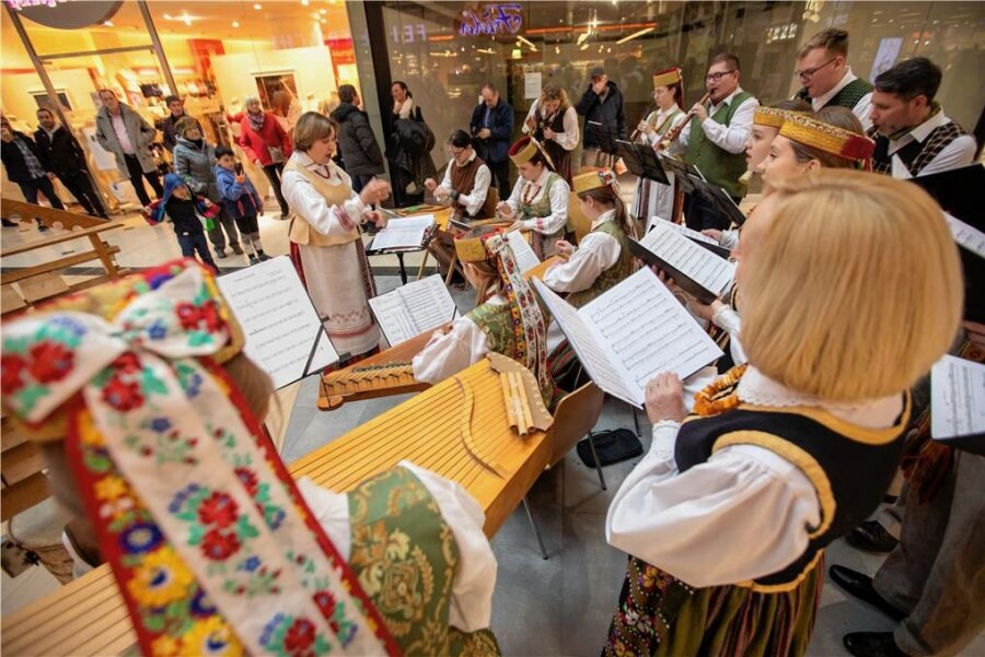 Litauisches Folklore-Ensemble stimmt auf Europäischen Bauernmarkt in Plauen ein - 27. Europäischer Bauernmarkt: Die Auftaktveranstaltung dazu fand am Freitagnachmittag in der Plauener Stadt-Galerie mit der Folkloregruppe Jovarelis aus Litauen statt.