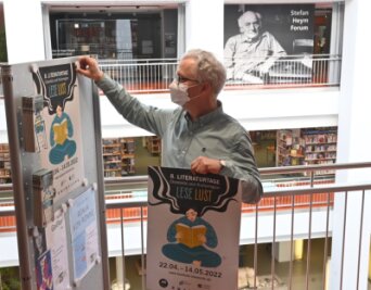 Literarische Frühlingsgefühle: Festival Leselust kehrt zurück - Projektkoordinator Uwe Hastreiter von der Chemnitzer Stadtbibliothek bringt Plakate zur Werbung für das Literatur- und Lesefestival "Leselust" im Tietz an. 