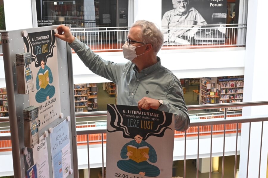 Projektkoordinator Uwe Hastreiter von der Chemnitzer Stadtbibliothek bringt Plakate zur Werbung für das Literatur- und Lesefestival "Leselust" im Tietz an. 