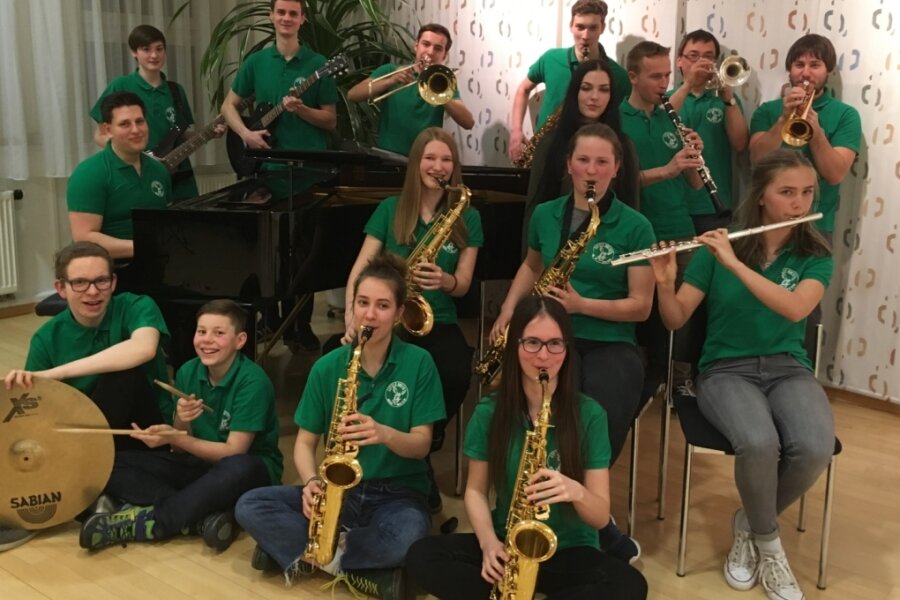 Little House Big Band swingt im Garten der Musikschule in Flöha 