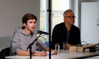 Live-Hörspiel lässt Schrecken des Holocaust erahnen - Schauspieler Thomas Darchinger (rechts) und der angehende Schauspielstudent Jacob Hagemeyer gestalteten das Demokratieprojekt in der Oberlungwitzer Pestalozzi-Oberschule. 