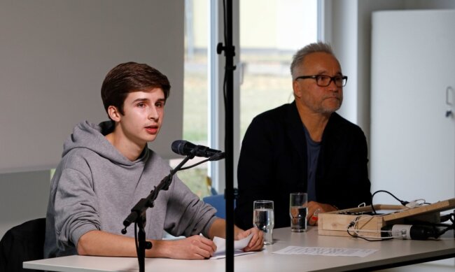 Schauspieler Thomas Darchinger (rechts) und der angehende Schauspielstudent Jacob Hagemeyer gestalteten das Demokratieprojekt in der Oberlungwitzer Pestalozzi-Oberschule. 