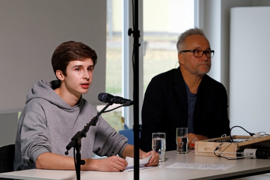 Live-Hörspiel lässt Schrecken des Holocaust erahnen - Schauspieler Thomas Darchinger (rechts) und der angehende Schauspielstudent Jacob Hagemeyer gestalteten das Demokratieprojekt in der Oberlungwitzer Pestalozzi-Oberschule. 