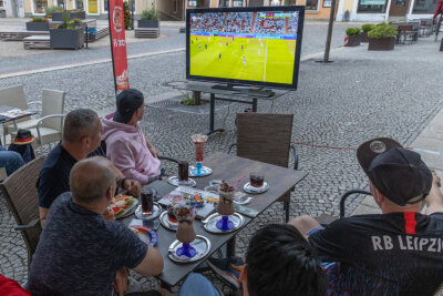 Live im Erzgebirge: Das Duell der letzten beiden Fußball-Weltmeister - Public Viewing auf dem Annaberger Markt.