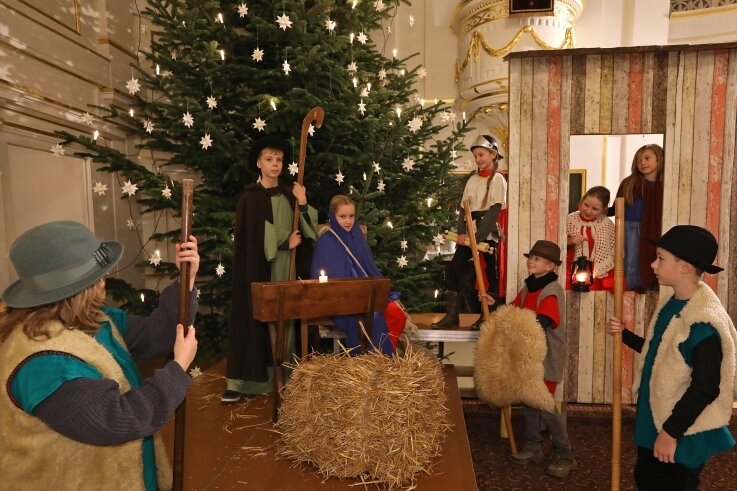 Für die Aufzeichnung des Krippenspiels in der Oberlungwitzer St.-Martins-Kirche haben die Mitstreiter zur Probe die Kostüme angelegt.