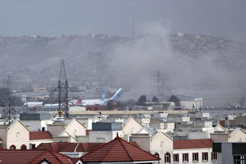            Rauch steigt von einer Explosion außerhalb des Flughafens in Kabul auf. Die Explosion ereignete sich außerhalb des Flughafens, wo Tausende Menschen nach der Machtübernahme der militant-islamistischen Taliban auf der Evakuierung aus Afghanistan zusammengekommen sind.