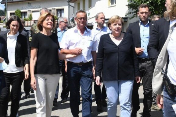 Kanzlerin im Katastrophengebiet: Begleitet von Rheinland-Pfalz' Ministerpräsidentin Malu Dreyer hat Angela Merkel den Hochwasser-Hotspot Schuld besucht. 
