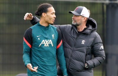 Liverpools Kapitän Van Dijk fürchtet sich vor Klopp-Abschied - Liverpools Virgil van Dijk (l) will mit Trainer Jürgen Klopp zum Abschied mehrere Trophäen gewinnen.