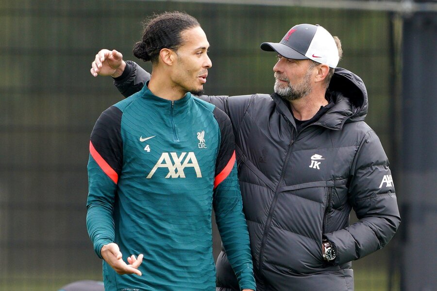 Liverpools Kapitän Van Dijk fürchtet sich vor Klopp-Abschied - Liverpools Virgil van Dijk (l) will mit Trainer Jürgen Klopp zum Abschied mehrere Trophäen gewinnen.