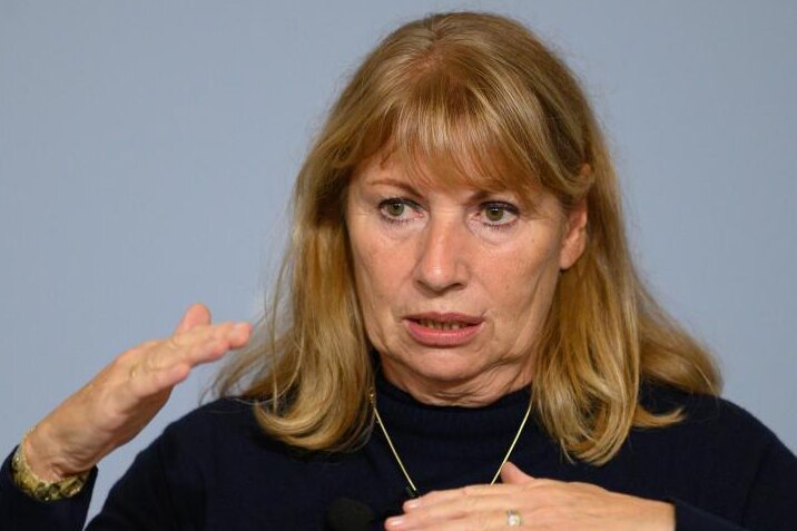            Petra Köpping (SPD), Gesundheitsministerin von Sachsen, gestikuliert.