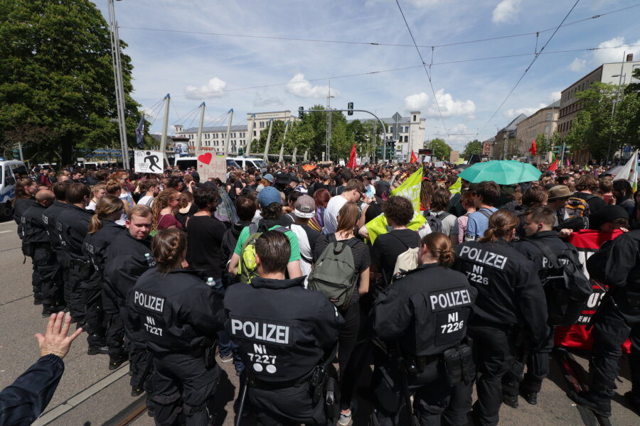 Zur Gegendemo am Schillerplatz haben sich mehr als 1000 Menschen eingefunden.