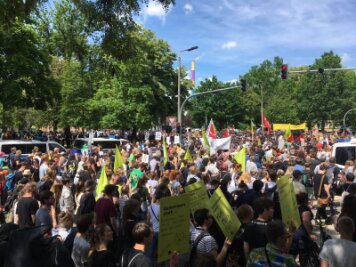 Liveticker: Demos und Kinderfest - das war der 1. Juni in Chemnitz - Am Külzplatz treffen die Demo der Rechtsextremen und die der Gegendemonstranten aufeinander.