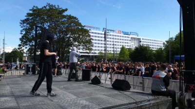 Liveticker: Demos und Kinderfest - das war der 1. Juni in Chemnitz - Waving The Guns vor dem Marx-Kopf.