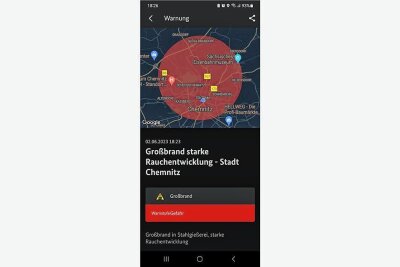 Liveticker: Großbrand in Chemnitzer Gießerei - Explosionsgefahr gebannt - Die NINA-App sendete eine Warnung zum Feuer.